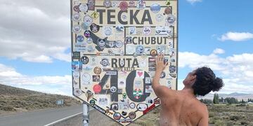 Laura Biscarreta se retrata en distintas partes de la Argentina con la espalda descubierta