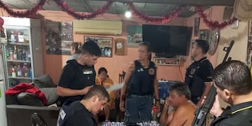 Una banda de delincuentes vendía y alquilaba armas por WhatsApp en Córdoba.