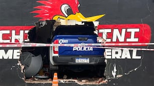 Así quedó el patrullero en barrio Matienzo (Gentileza El Doce).