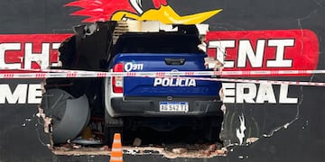 Así quedó el patrullero en barrio Matienzo (Gentileza El Doce).