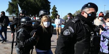 La Policía se desplegó sobre la costanera central este martes para desactivar la reunión ilegal. (Juan José García)