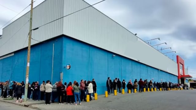 Cientos de personas se reunieron alrededor del supermercado en Córdoba.