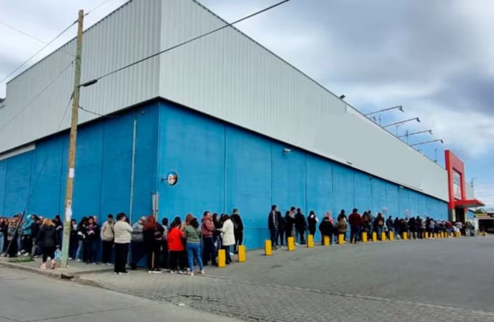 Una fila de varias cuadras para conseguir trabajo en un supermercado de Córdoba