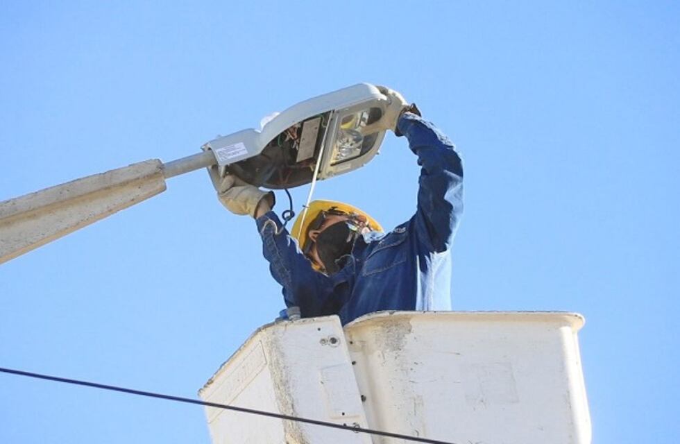 Corrientes: un trabajador colocaba luminarias, recibió una descarga eléctrica y murió