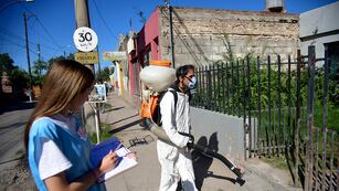 Dengue en Córdoba: las brigadas de técnicos y promotores/as realizan recorridos en Villa El Libertador.