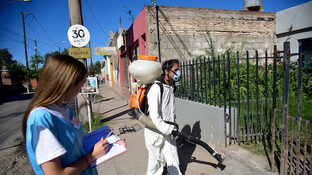 Dengue en Córdoba: las brigadas de técnicos y promotores/as realizan recorridos en Villa El Libertador.