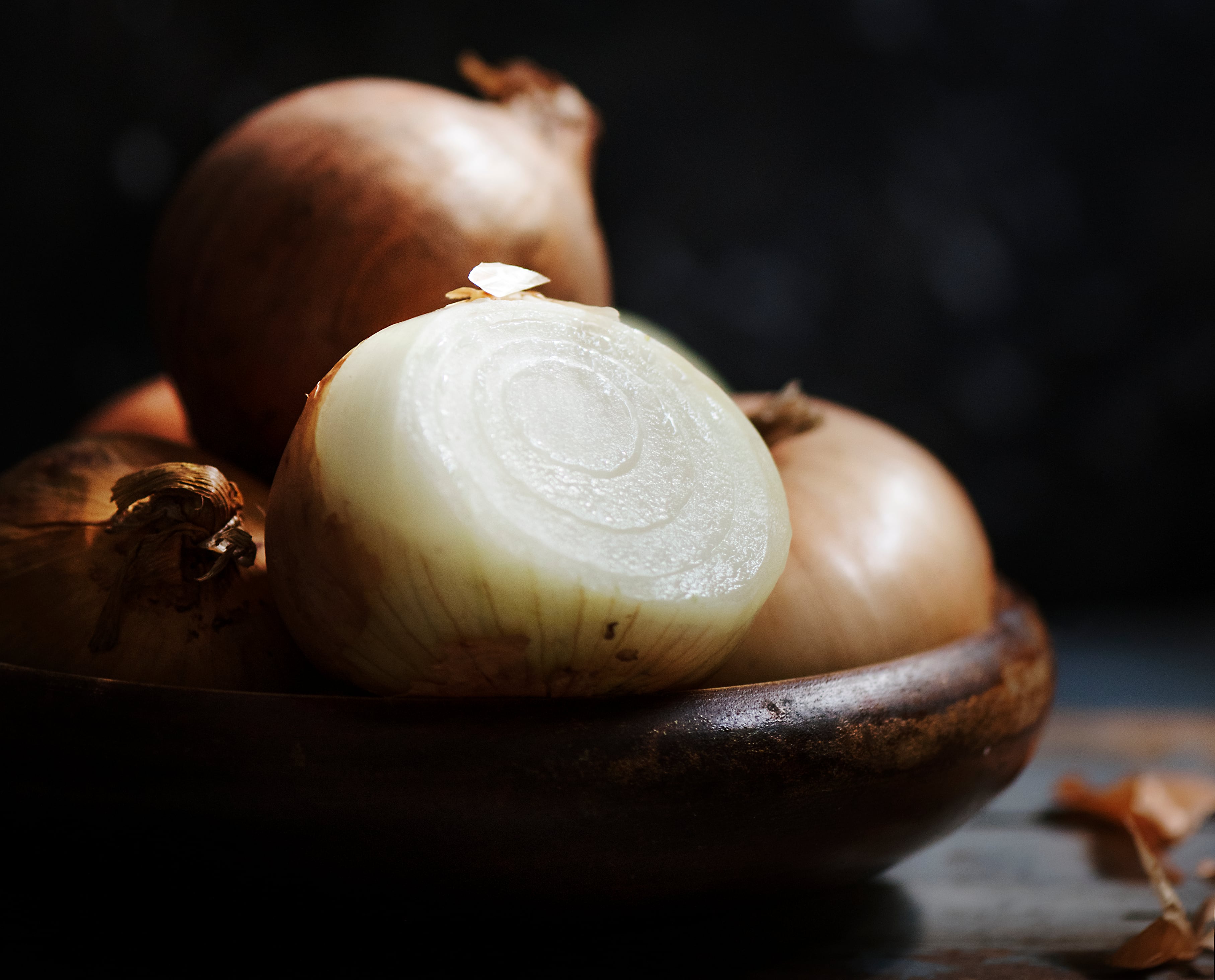 Cebollas blancas con y sin cáscaras.