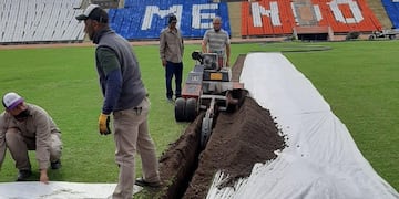 Continúan los trabajos en el sistema de riego del estadio Malvinas Argentinas.