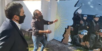 La obra abarca a 12 murales que ambientan la remodelada plazoleta Las Malvinas en General Alvear.