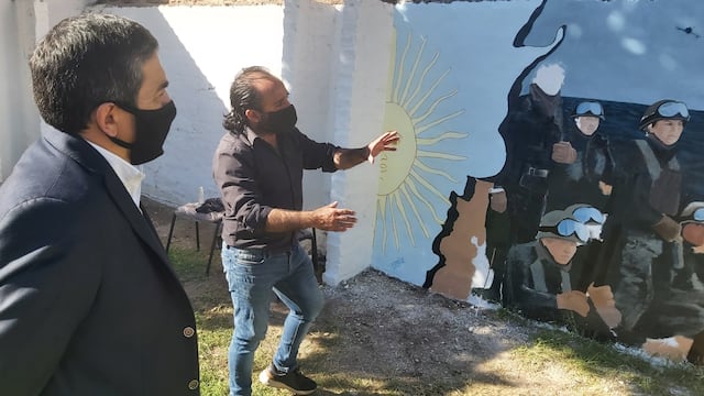 La obra abarca a 12 murales que ambientan la remodelada plazoleta Las Malvinas en General Alvear.