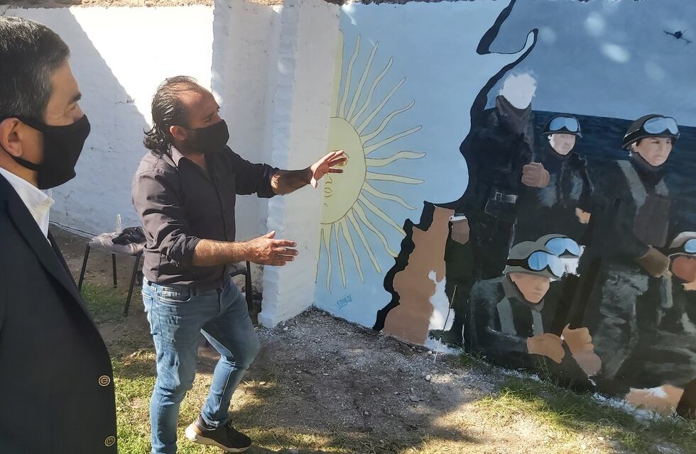 Alvear: embellecen la plazoleta Las Malvinas con 12 murales en honor a los combatientes
