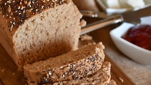 Cómo hacer pan integral con solo 6 ingredientes: la receta definitiva para dejar de comprarlo en el super