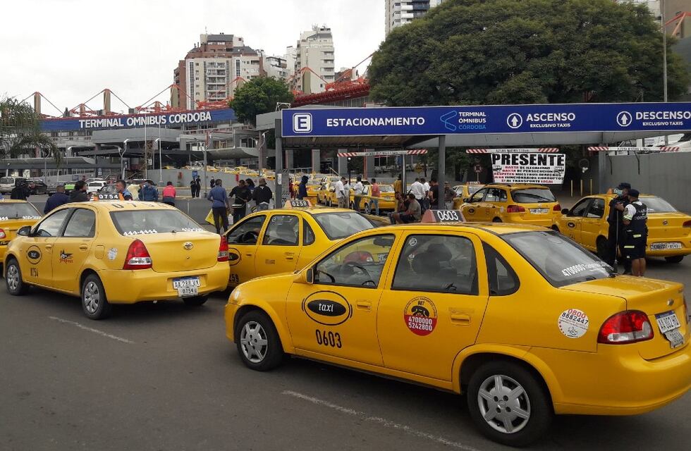 Taxistas marchan en Córdoba contra “Uber y aplicaciones ilegales”