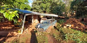 Chocó contra una casa en Eldorado y se escapó abandonando el vehículo.