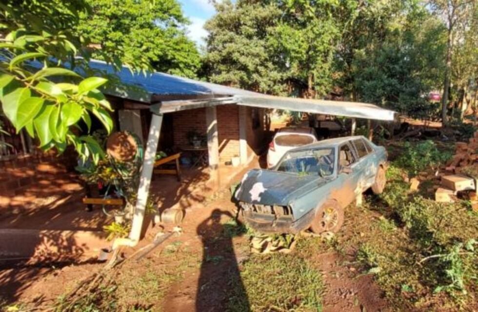 Chocó contra una casa en Eldorado y se escapó abandonando el vehículo