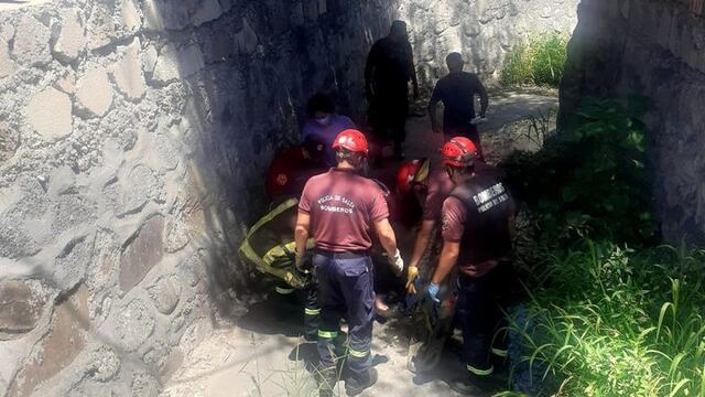 Rescatan a dos abuelas que cayeron en un canal pluvial en el centro de Salta.