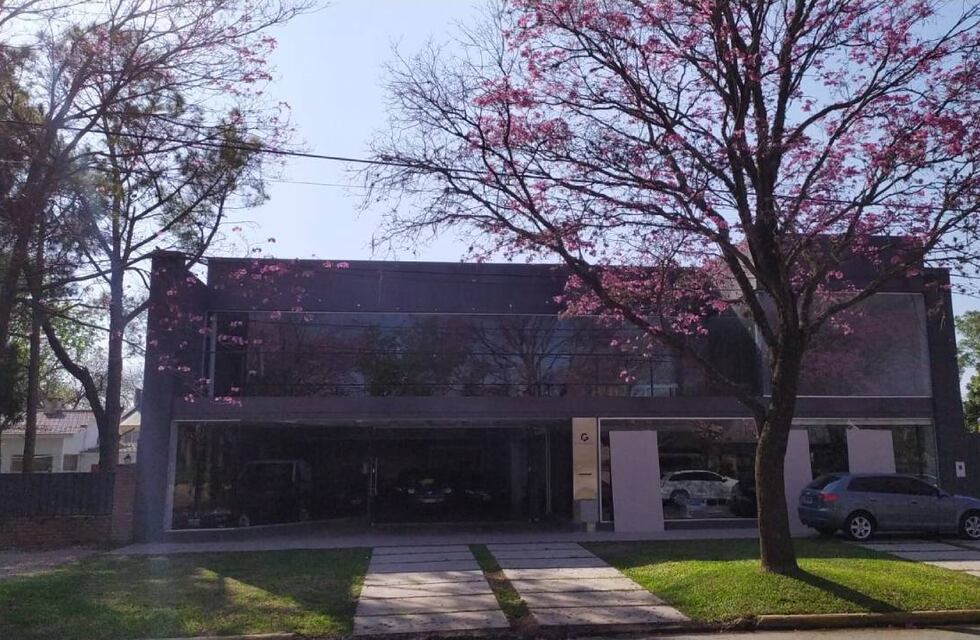 Clausuran agencia de autos baleada en Funes con denuncia de fiesta clandestina