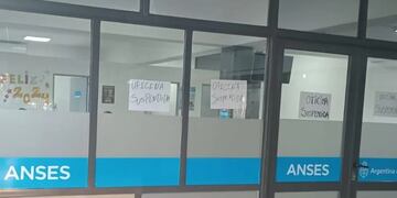 Protesta por despidos masivos y cierre de una oficina de Anses en Jardín América.