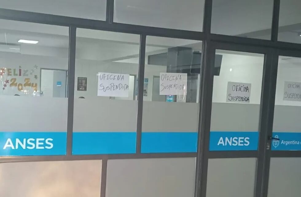 Protesta por despidos masivos y cierre de una oficina de Anses en Jardín América