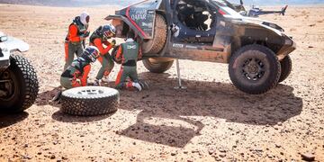 Al Attiyah recibe la ayuda de su compañera de Dacia, Cristina Gutiérrez, en plena cuarta etapa del Dakar 2025.