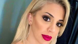 El escandaloso atuendo de Virginia Gallardo: un mono rojo de alto voltaje.