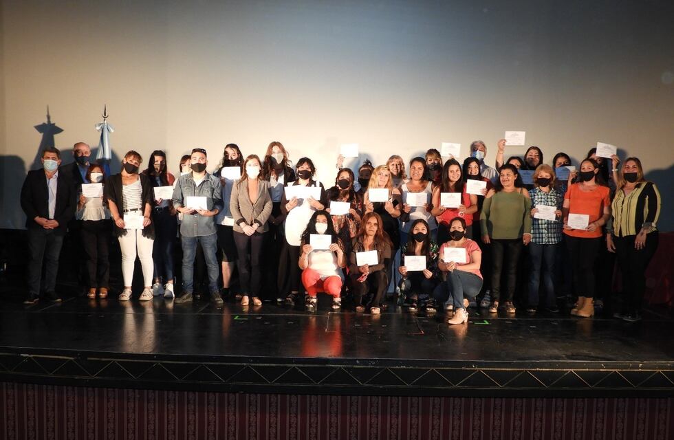 Entregaron certificados de cursos de cuidado de adultos mayores