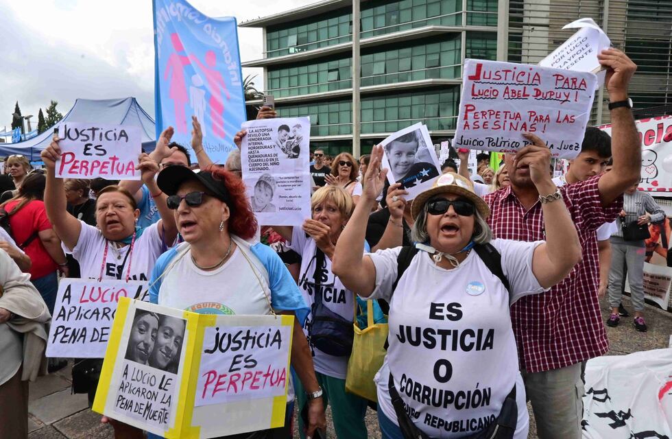 “Justicia es perpetua”, manifestantes acompañaron a la familia de Lucio Dupuy durante la sentencia