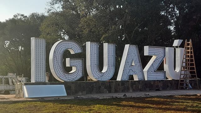 Puerto Iguazú: avanzan las obras de remodelación en la rotonda acceso a la ciudad.