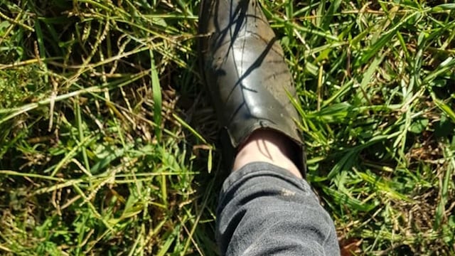 Cortes en las rodillas, en las manos y un fuerte golpe en la espalda fueron algunas de las lesiones que le provocó el choque al comunicador.