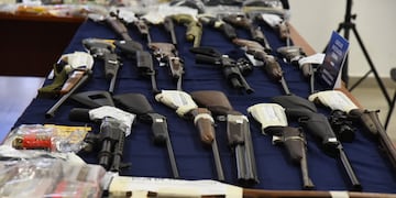 Las autoridades secuestraron 20 rifles y casi 3.500 proyectiles obtenidos en el mercado negro. (Ministerio de Seguridad de Santa Fe)