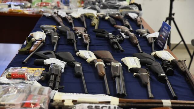 Las autoridades secuestraron 20 rifles y casi 3.500 proyectiles obtenidos en el mercado negro. (Ministerio de Seguridad de Santa Fe)