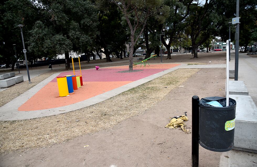 Investigan si una niña de 4 años fue abandonada por su madre en una plaza de Córdoba