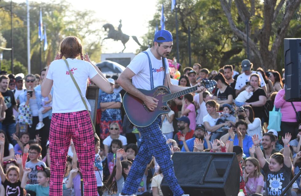 Una plaza 25 de Mayo colmada por las actividades por el mes de las infancias