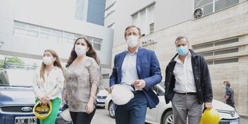 Rodolfo Suares en las obras del Hospital Central.