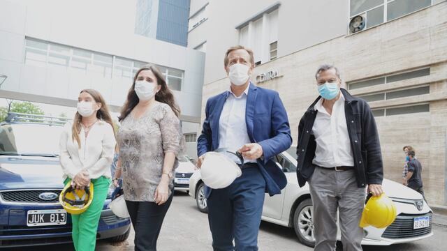 Rodolfo Suares en las obras del Hospital Central.