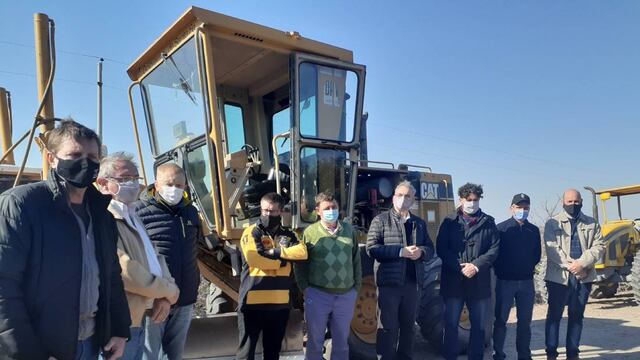 Costamagna y Calvo junto a autoridades locales y productores en Ataliva
