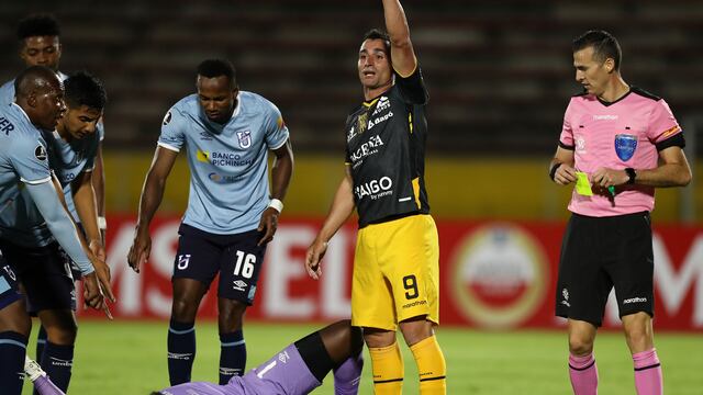 Darwin Cuero no pudo seguir atajando tras la patada en el rostro que le dio Martín Prost.