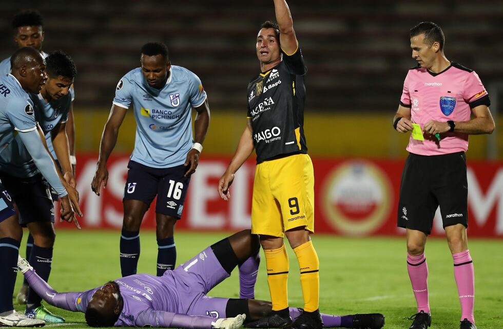 Copa Libertadores: durísimo golpe que noqueó a un arquero, valió una expulsión y una salida en ambulancia
