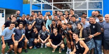 La foto subida por Belgrano del plantel con la visita de Cristian Cuti Romero en la práctica del miércoles por la mañana en Villa Esquiú