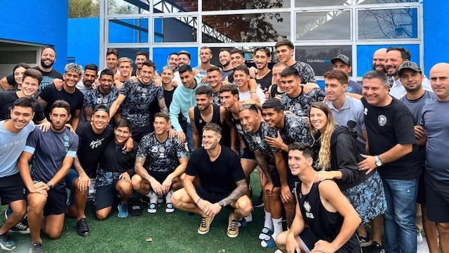 La foto subida por Belgrano del plantel con la visita de Cristian Cuti Romero en la práctica del miércoles por la mañana en Villa Esquiú