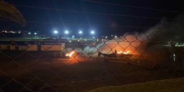 El predio de Aldosivi y los autos de jugadores y del cuerpo técnico incendiados presuntamente por los barras. (@GerGarciaGrova)