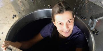 Mayra Tous ayuda a su mejor amiga a elaborar su vino.