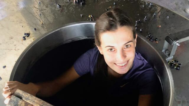 Mayra Tous ayuda a su mejor amiga a elaborar su vino.