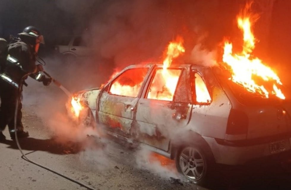 Continúa el misterio de los autos incendiados en Rosario: prendieron fuego dos vehículos en menos de 24 horas