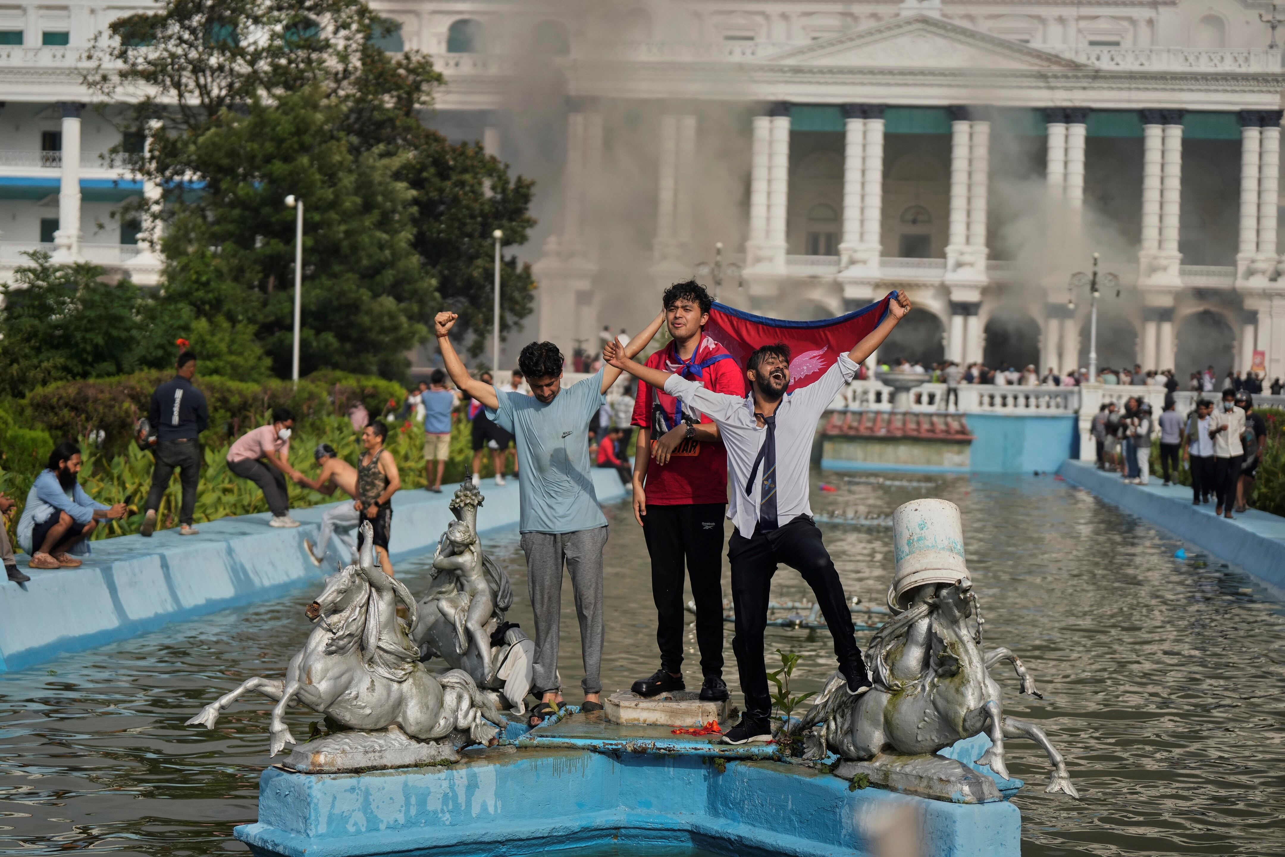 El primer ministro de Nepal renunció al cargo el martes mientras las protestas contra un breve bloqueo de las redes sociales se volvían cada vez más violentas y se expandían a una crítica más amplia de su gobierno y acusaciones de corrupción entre la élite política del país del Himalaya. (AP)