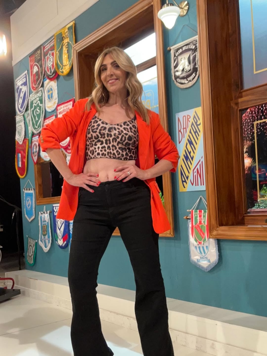 El destape de Karina Iavicoli: la periodista marcó tendencia con un top animal print y saco rojo