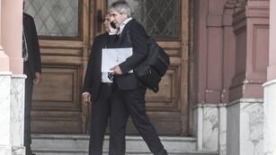 El ministro de Economía, Luis Caputo, presiona para aprobar la "ley ómnibus". Foto: Federico López Claro