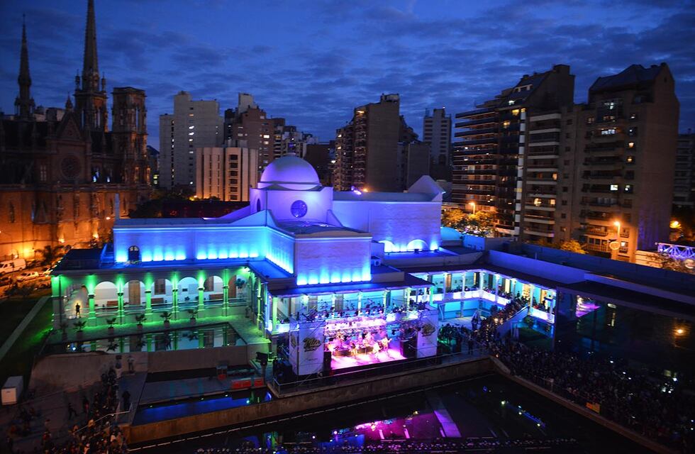 Video: un cordobés sacó a pasear a su particular mascota en medio del Buen Pastor y se hizo viral