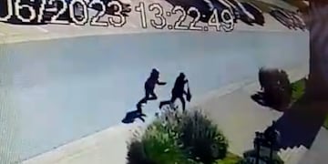 Motochorros intentaron robarle, se resistió y vecinos lo ayudaron a reducir a los ladrones.