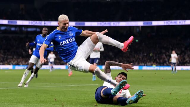 Cuti Romero, el ex Belgrano, bajó al brasileño Richarlison al borde de la roja. Una rivalidad latente.